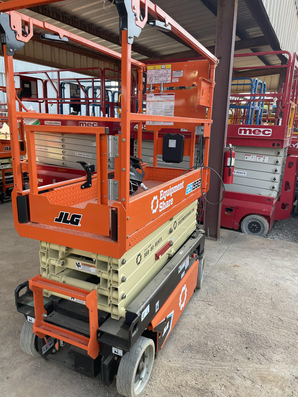 2022 JLG ES1932