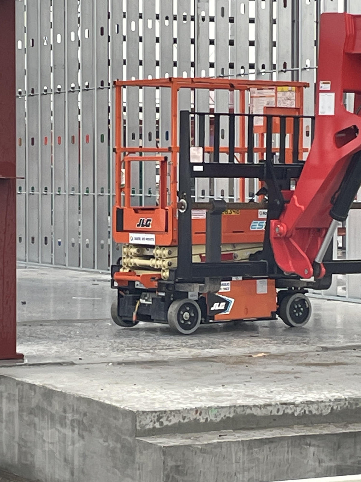 2022 JLG ES1330L