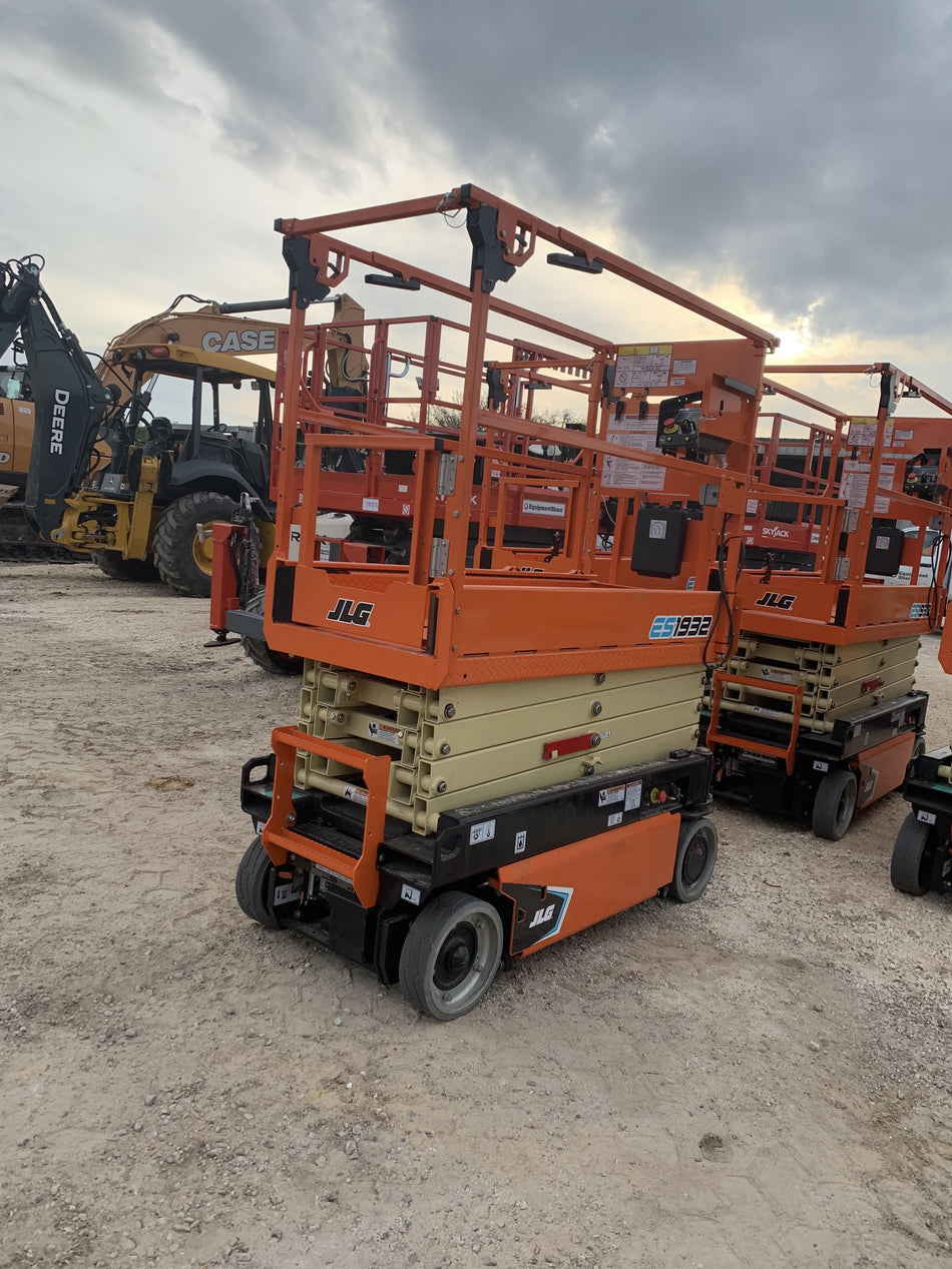 2021 JLG ES1932