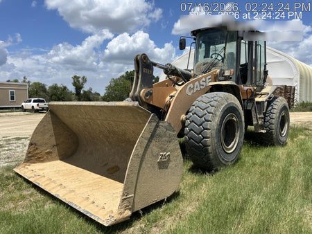 2017 Case 821G CLOSED CAB, JRB 418 STYLE HYD COUPLER