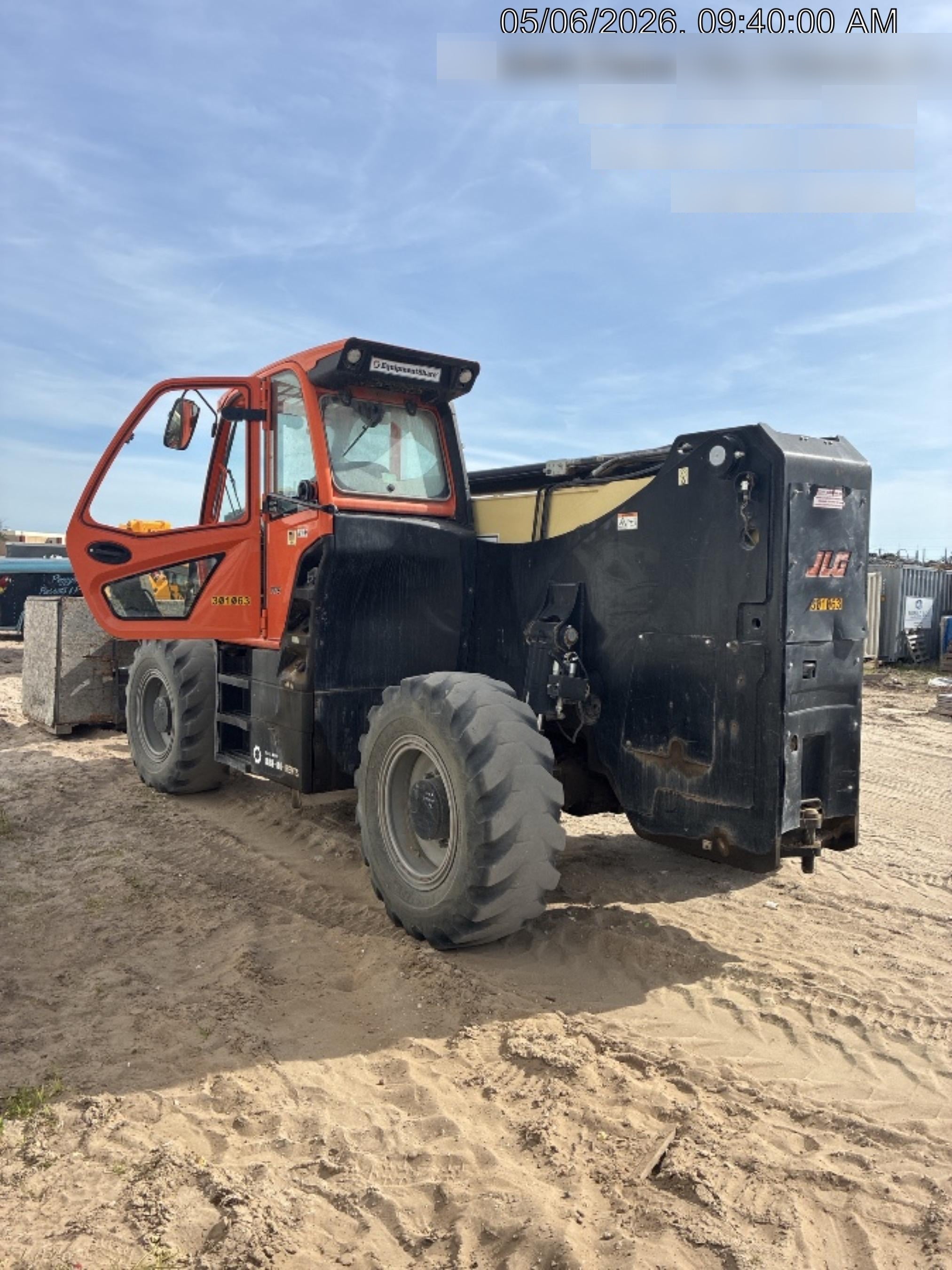 2023 JLG 1075