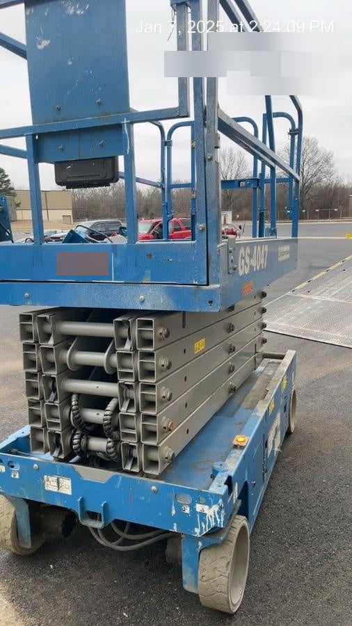 2019 Genie GS-4047 Folding rails with half height swing gate