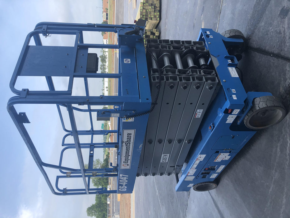 2019 Genie GS-4047 Folding rails with half height swing gate