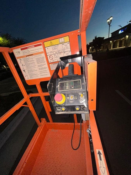 2022 JLG ES1330L