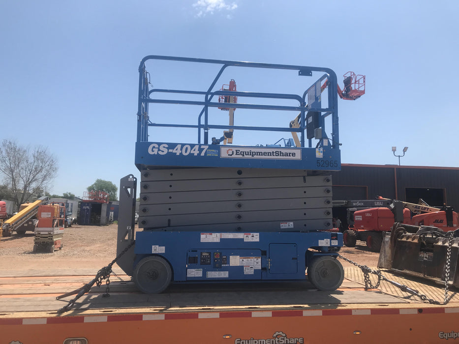 2019 Genie GS-4047 Folding rails with half height swing gate