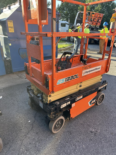 2021 JLG ES1330L