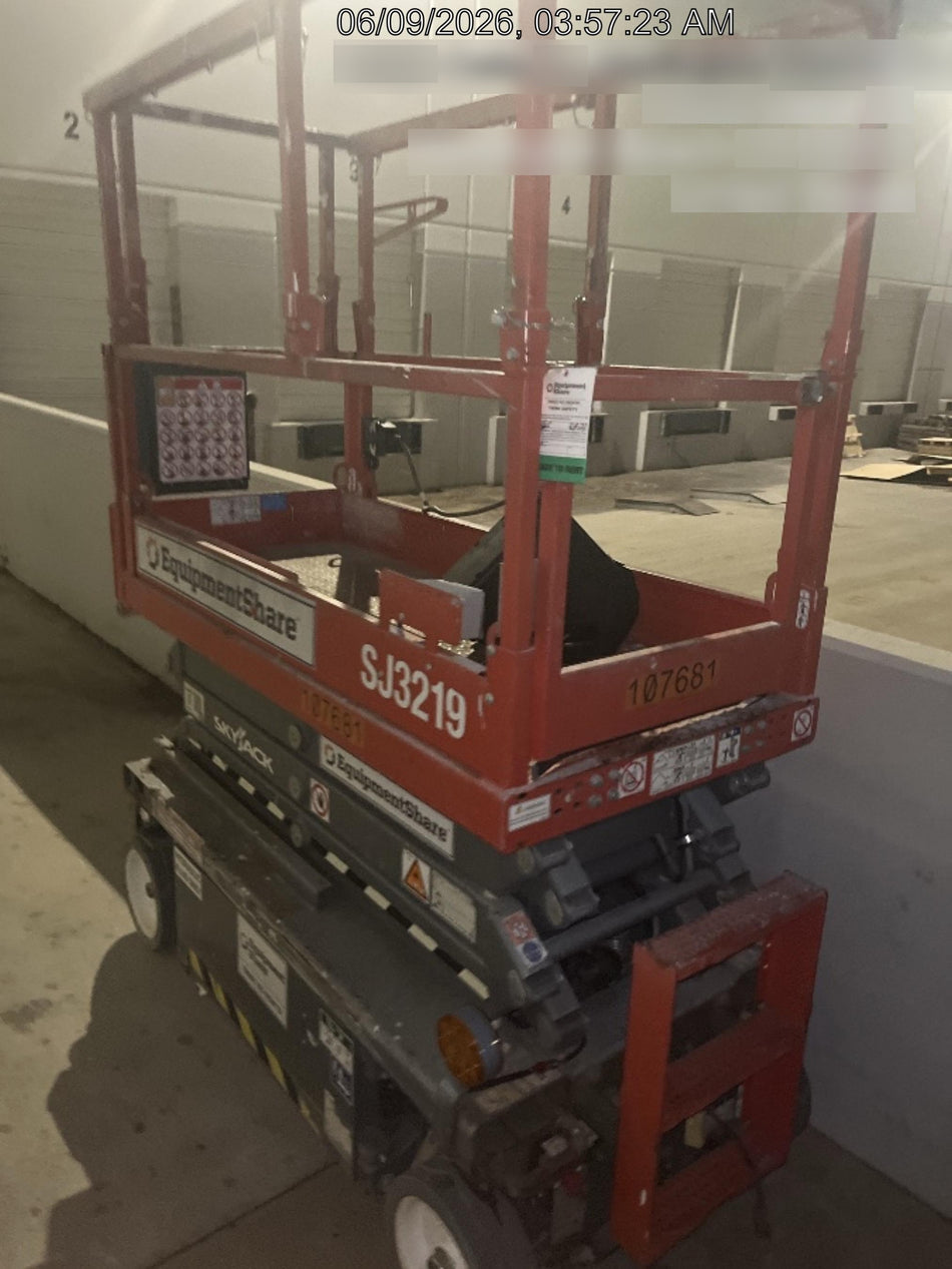 2020 Skyjack SJIII-3219 Solid NM Tires, Half height spring hinged entry gate, Dual Beacons, 800W Inverter