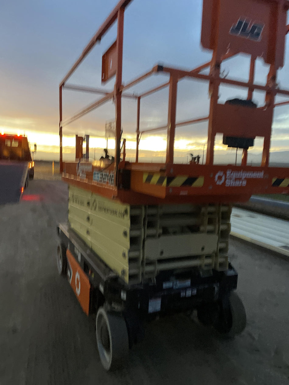 2022 JLG ES3246