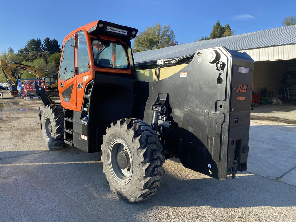 2022 JLG 1075