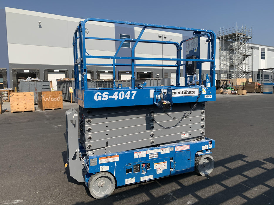 2019 Genie GS-4047 Folding rails with half height swing gate, 800W Inverter