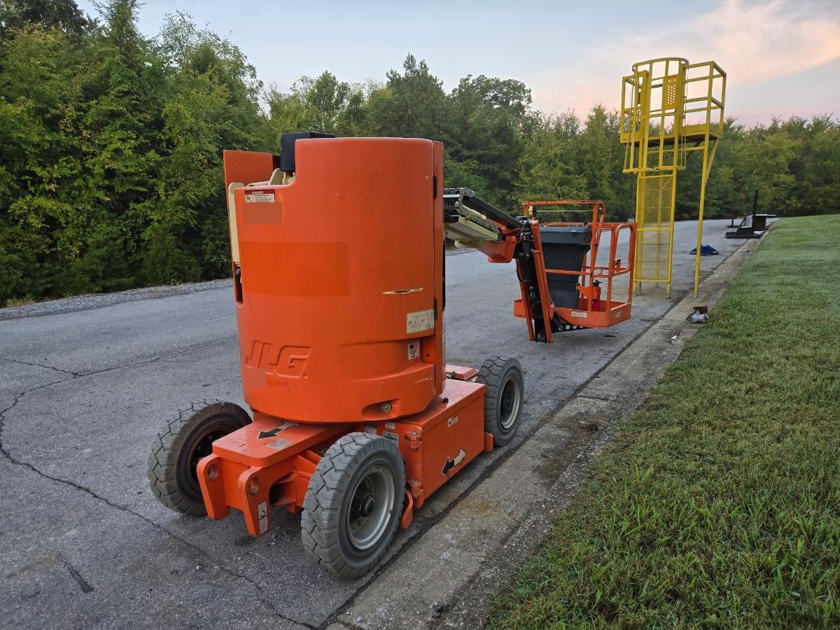 2019 JLG E300AJP
