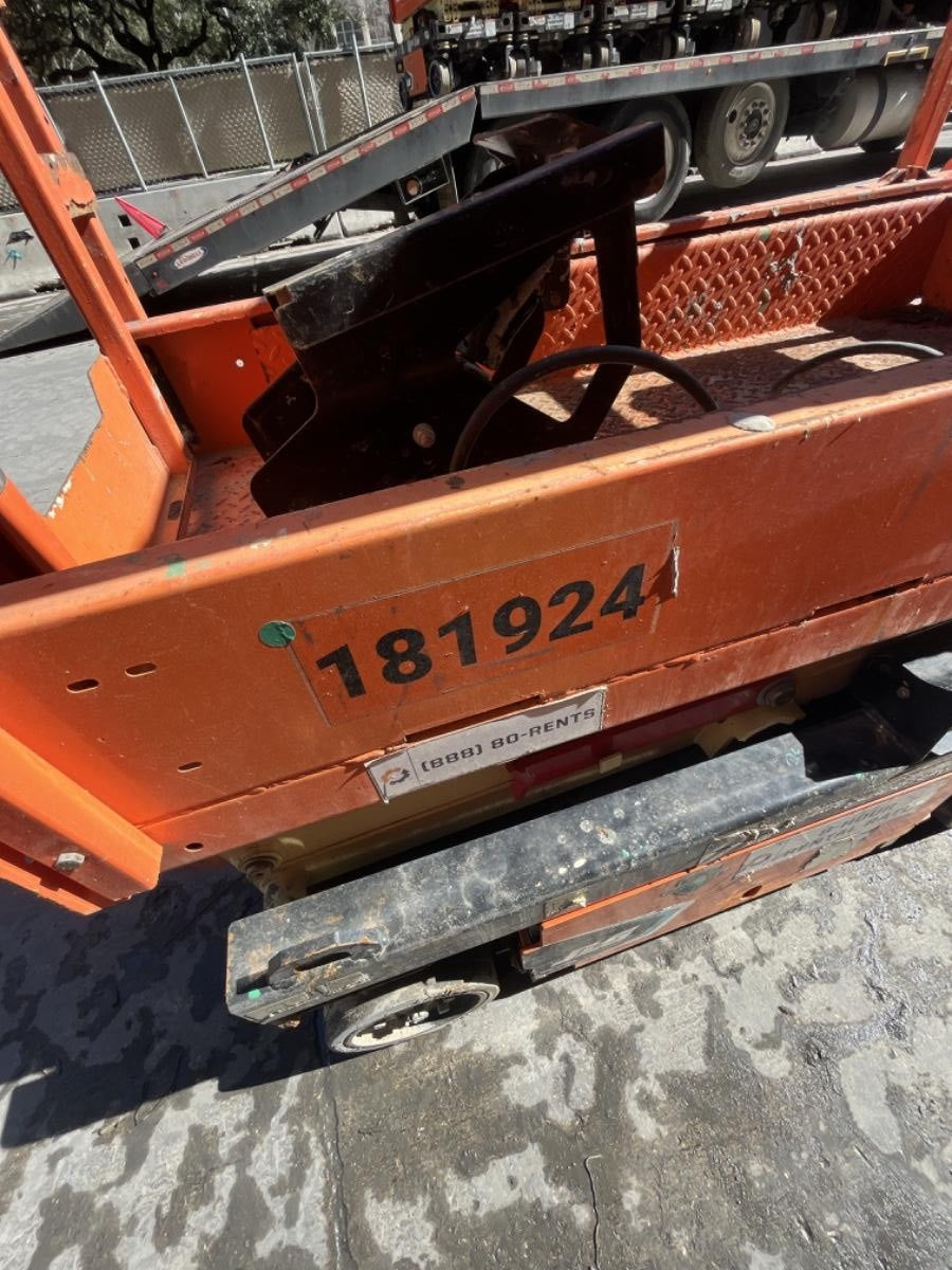 2021 JLG ES1330L