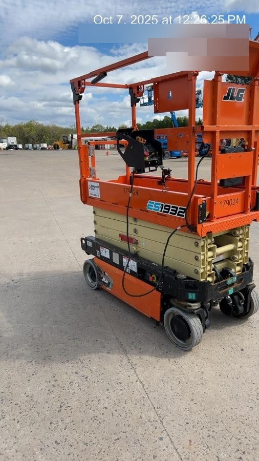 2021 JLG ES1932