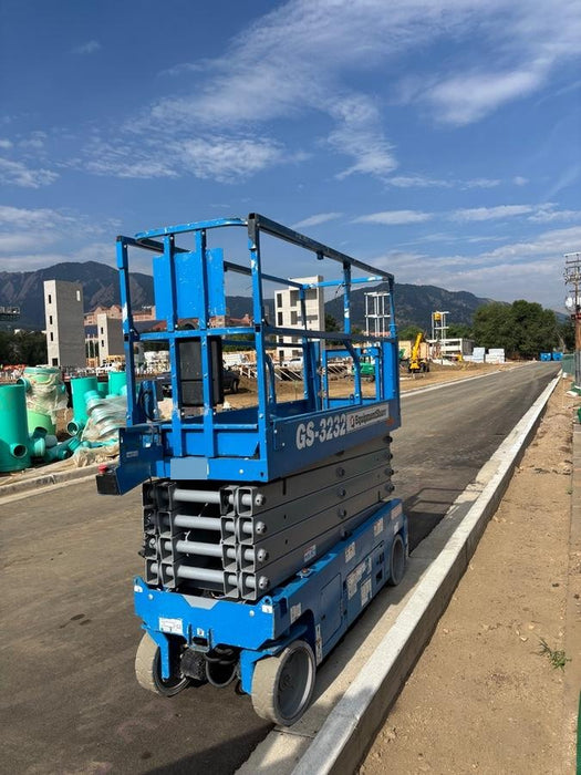 2019 Genie GS-3232 Folding rails with half height swing gate, 800 Amp Inverter