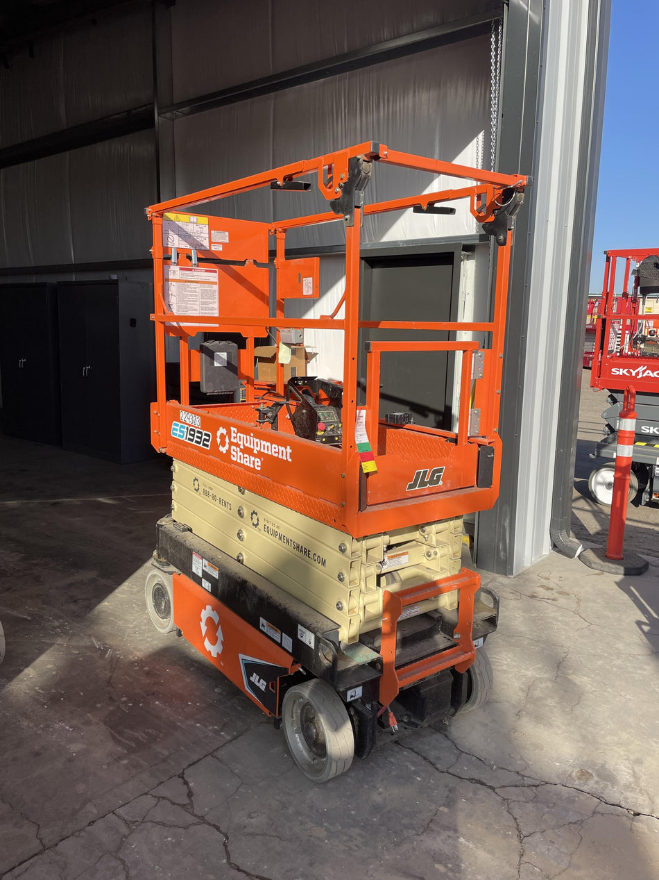 2022 JLG ES1932