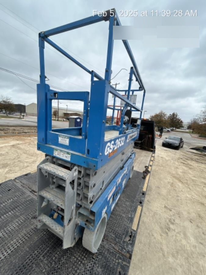 2019 Genie GS-2632 Folding rails with half height swing gate