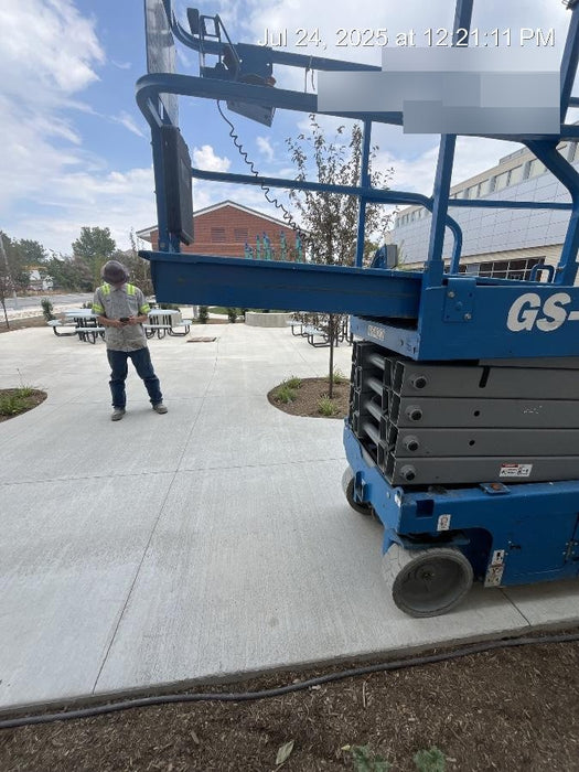 2019 Genie GS-3232 Folding rails with half height swing gate, 800 Amp Inverter