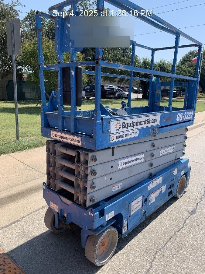 2016 Genie GS-3232 32' Narrow Scissor Lift