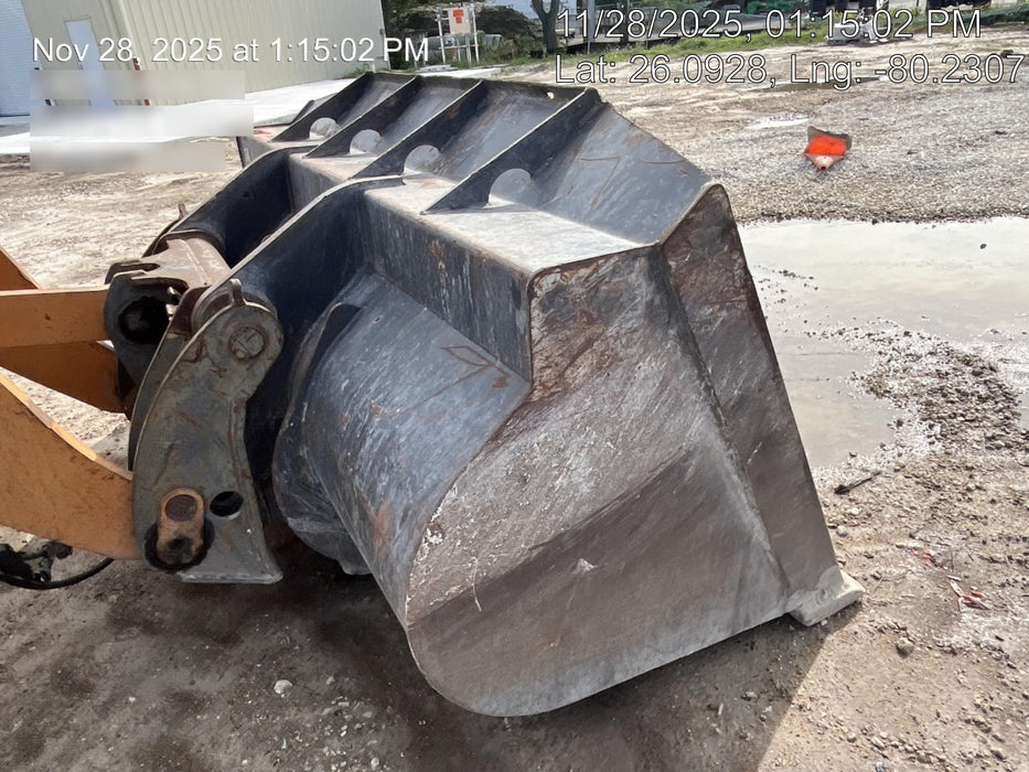 2015 Case 621F CLOSED CAB, JRB 416 STYLE HYD COUPLER