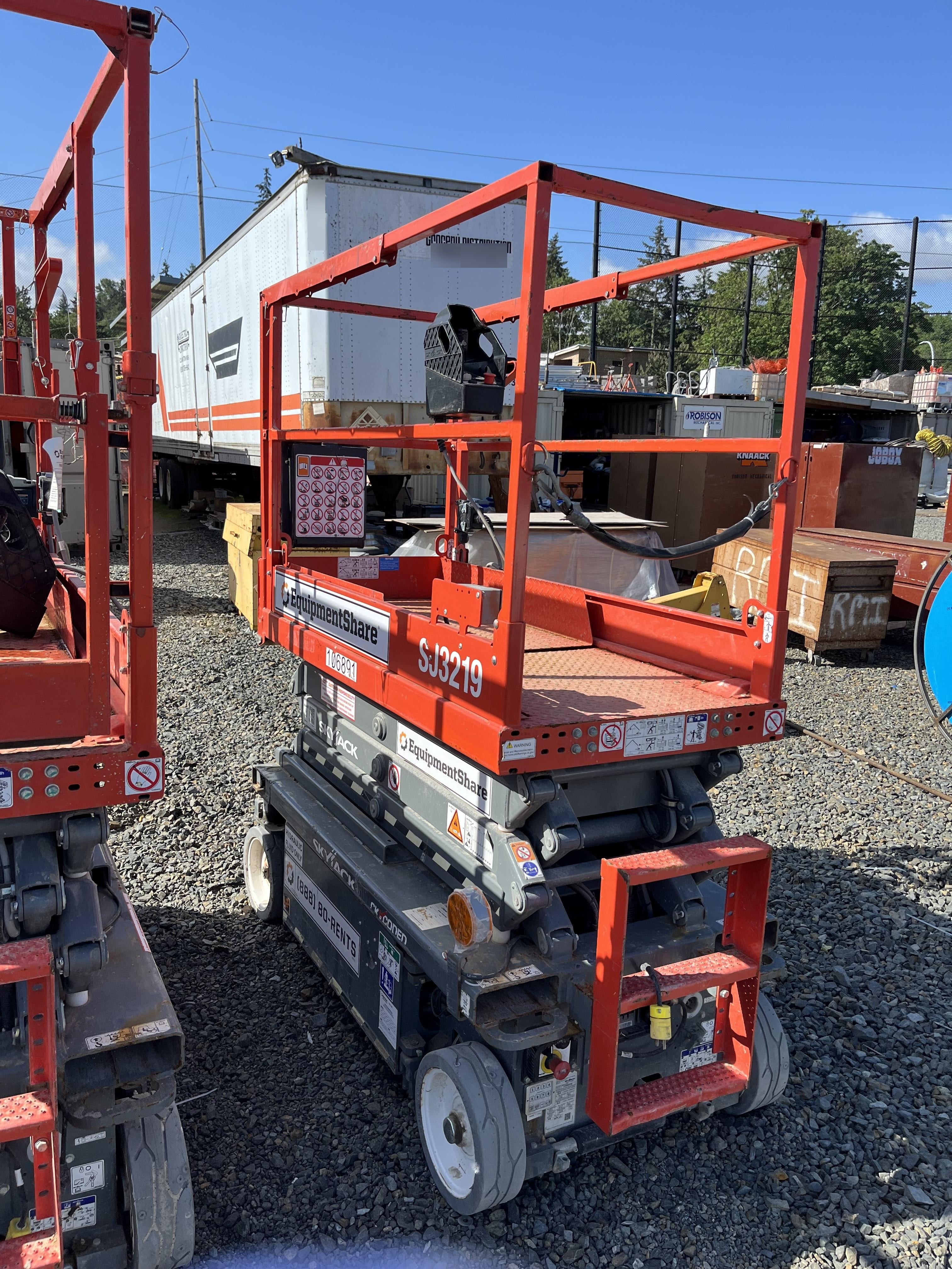 2020 Skyjack SJIII-3219 Solid NM Tires, Half height spring hinged entry gate, Dual Beacons, 800W Inverter