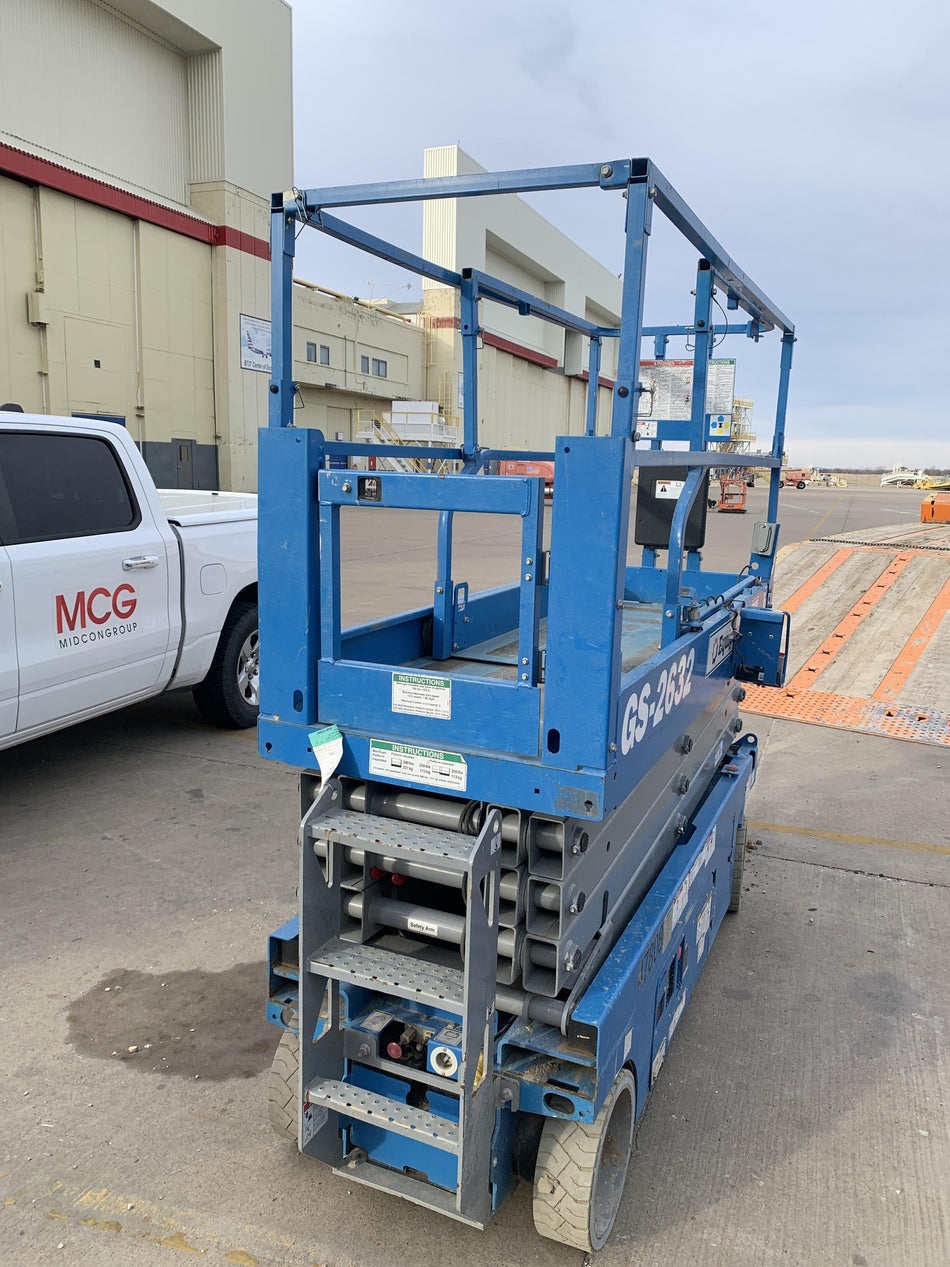 2019 Genie GS-2632 Folding rails with half height swing gate