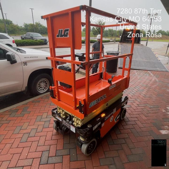 2022 JLG ES1330L