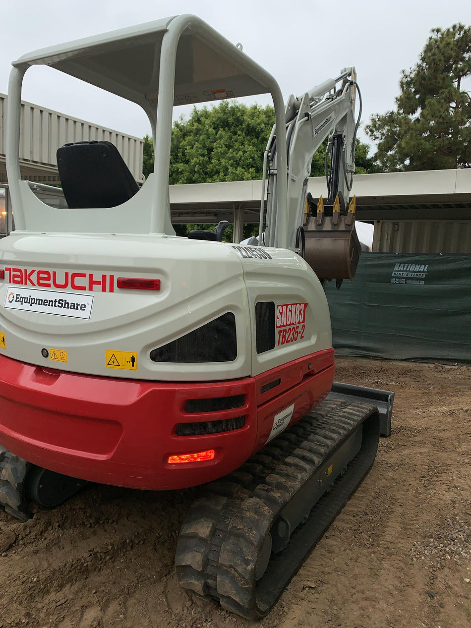 2022 TAKEUCHI TB235-2R