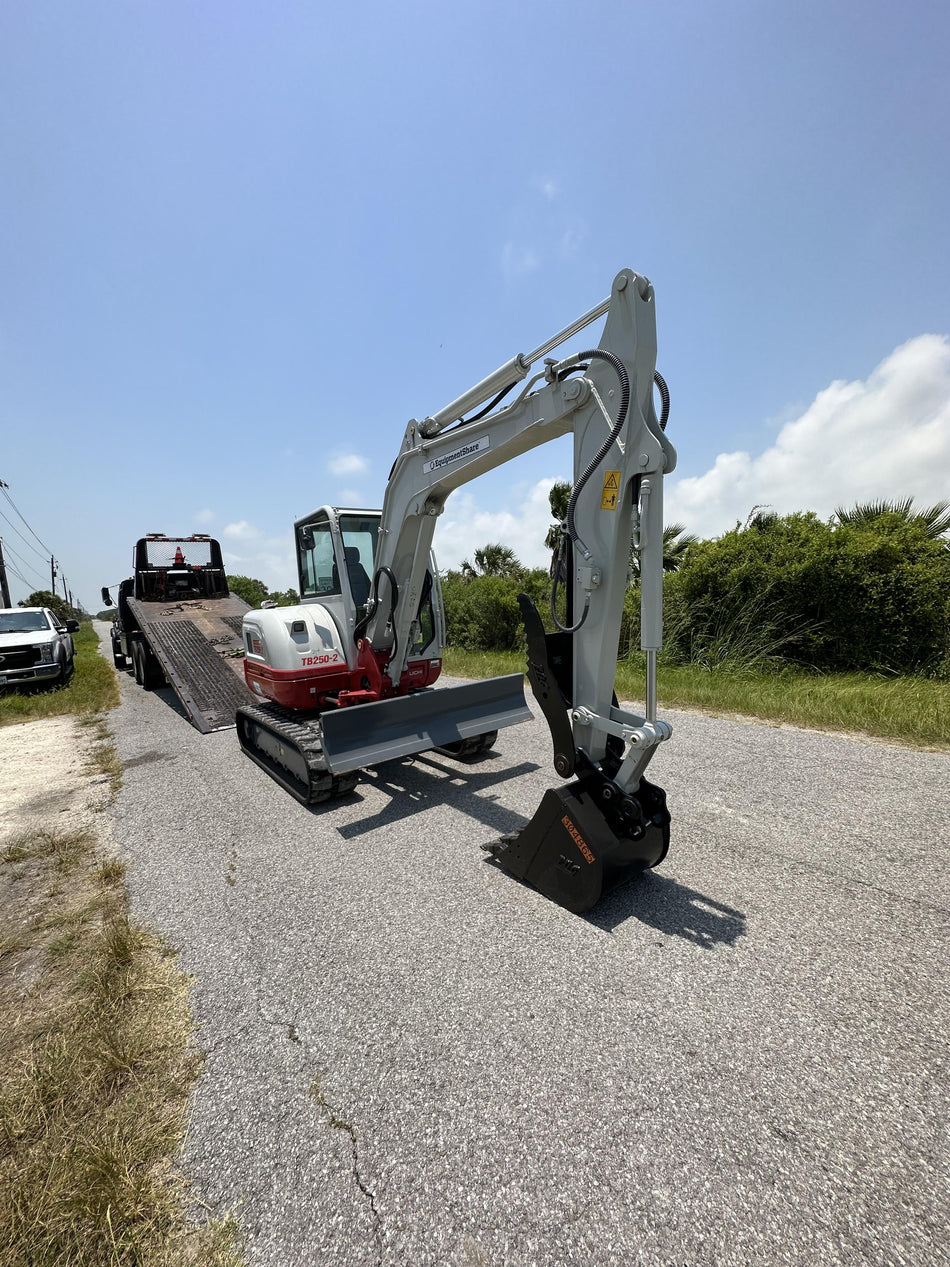 2023 TAKEUCHI TB250-2CR