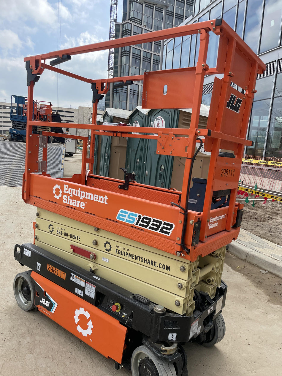 2023 JLG ES1932