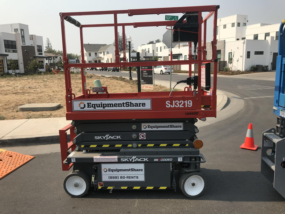 2020 Skyjack SJIII-3219 Solid NM Tires, Half height spring hinged entry gate, Dual Beacons, 800W Inverter