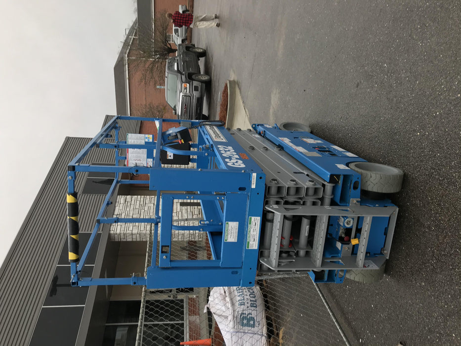 2019 Genie GS-2632 Folding rails with half height swing gate