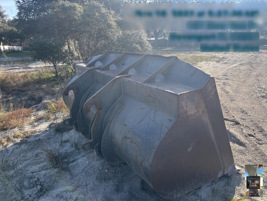 2017 Case 621G CLOSED CAB, JRB 416 STYLE HYD COUPLER