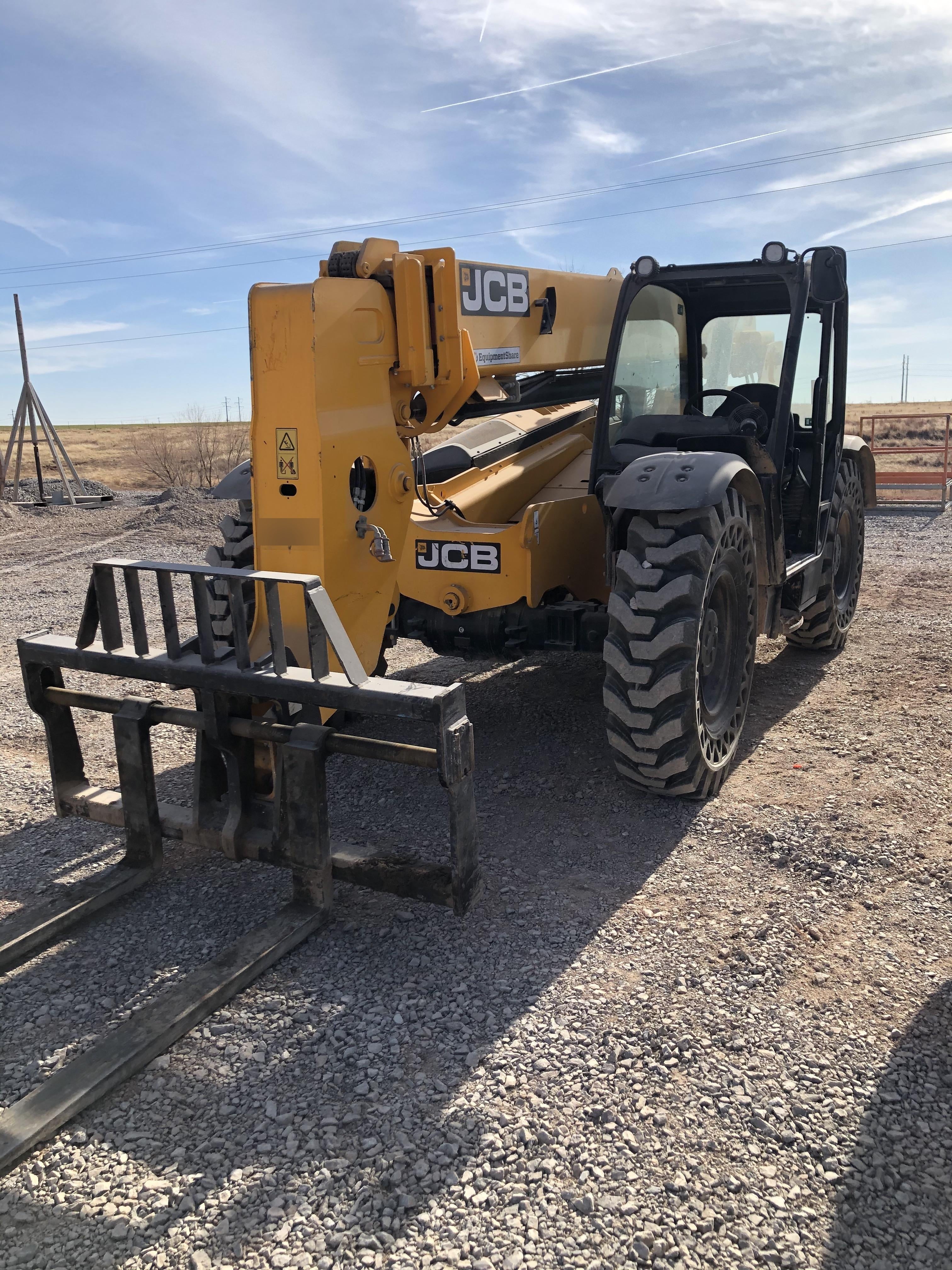 2019 JCB 509-42 74 HP w/Open ROPS, Beacon, Aux Hydraulics, LED Work lights, Solid Tires 66" Carriage/60" Forks