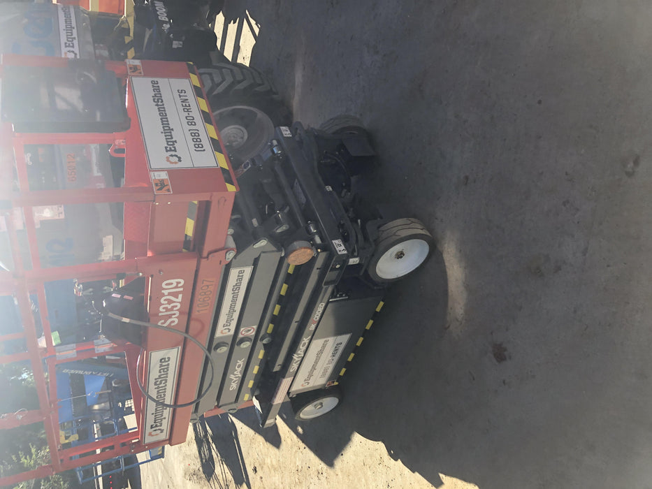 2020 Skyjack SJIII-3219 Solid NM Tires, Half height spring hinged entry gate, Dual Beacons, 800W Inverter