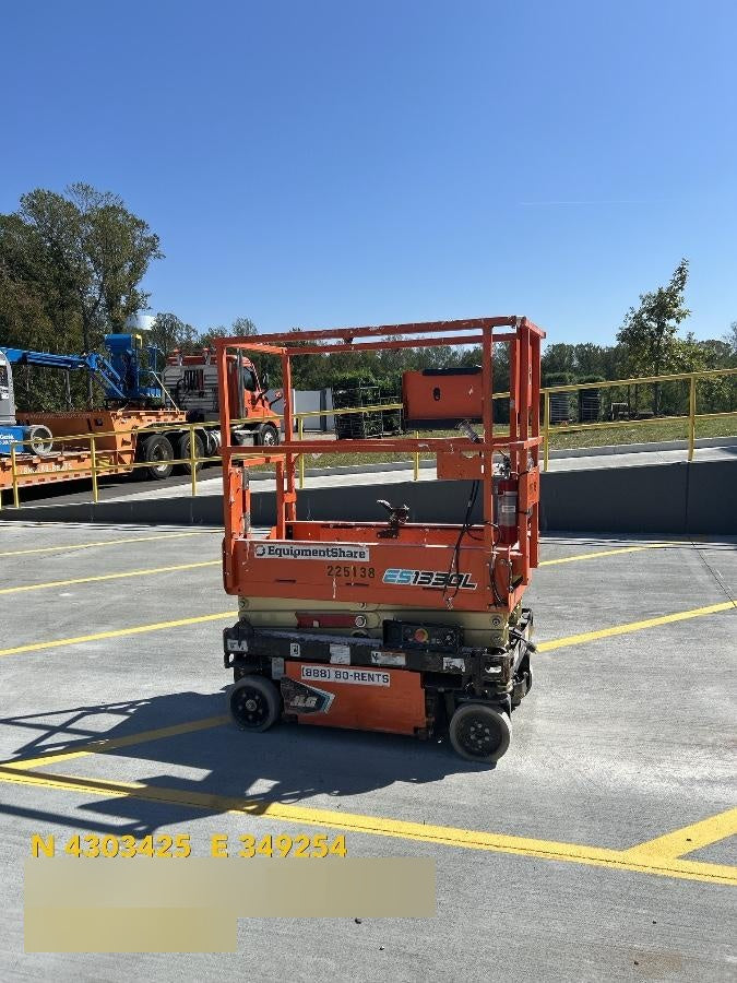 2022 JLG ES1330L