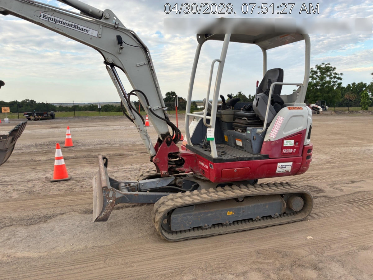 2022 TAKEUCHI TB235-2R