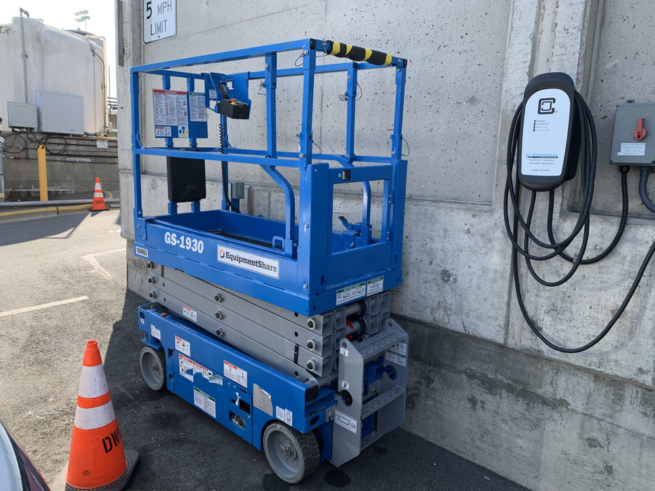 2020 Genie GS-1930 Solid Non Marking Tires, Beacon, Folding rails with half height swing gate, 800W Inverter