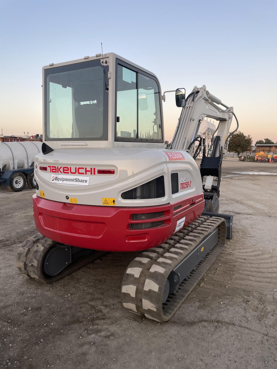 2023 TAKEUCHI TB250-2CR