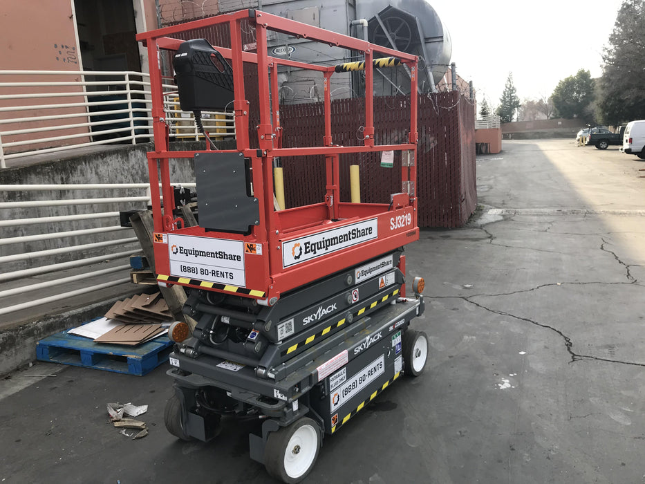2020 Skyjack SJIII-3219 Solid NM Tires, Half height spring hinged entry gate, Dual Beacons, 800W Inverter