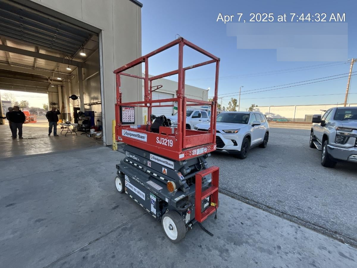 2020 Skyjack SJIII-3219 Solid NM Tires, Half height spring hinged entry gate, Dual Beacons, 800W Inverter