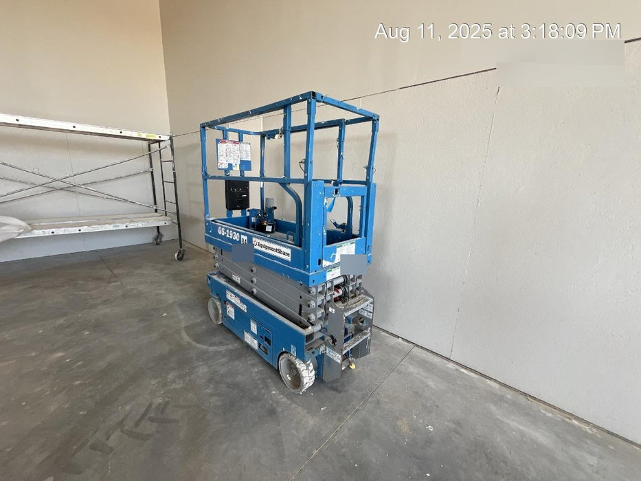 2020 Genie GS-1930 Solid Non Marking Tires, Beacon, Folding rails with half height swing gate, 800W Inverter