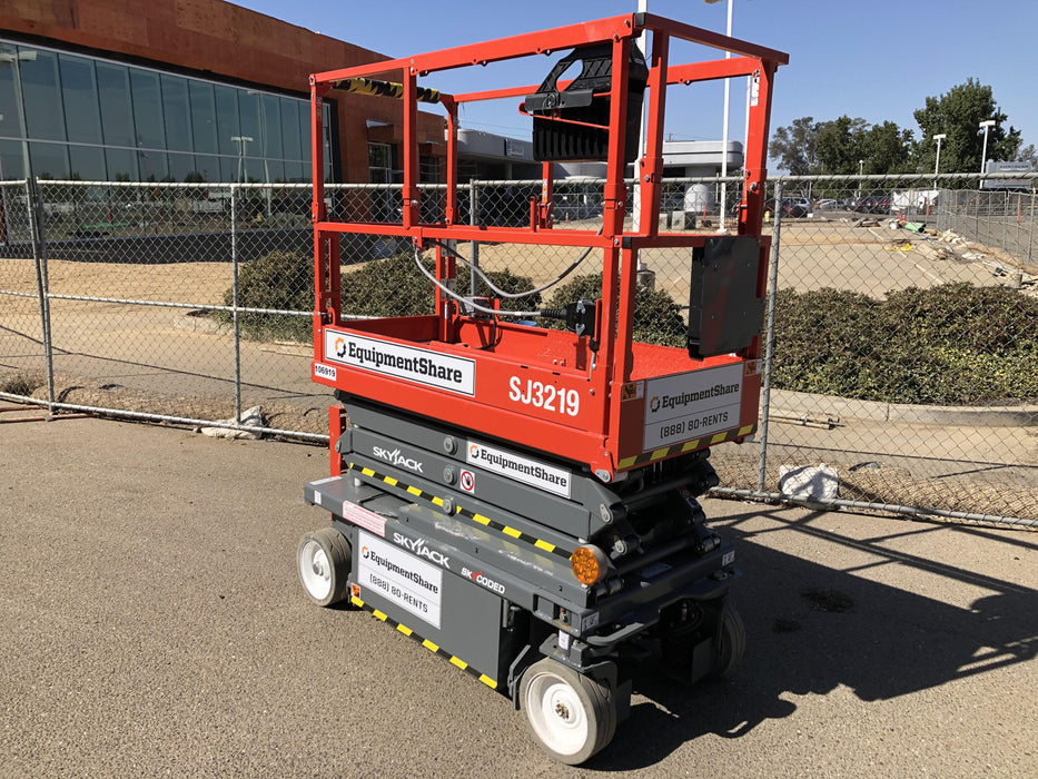 2020 Skyjack SJIII-3219 Solid NM Tires, Half height spring hinged entry gate, Dual Beacons, 800W Inverter