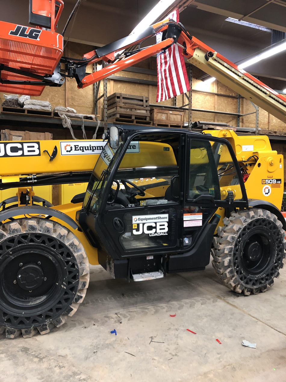 2019 JCB 509-42 Cab/Heat/Air, 74 HP, Solid Tires, STD Worklight, Beacon, Aux Hydraulics, Lifting Eye, Back up Alarm w/66" Carriage/60" Forks