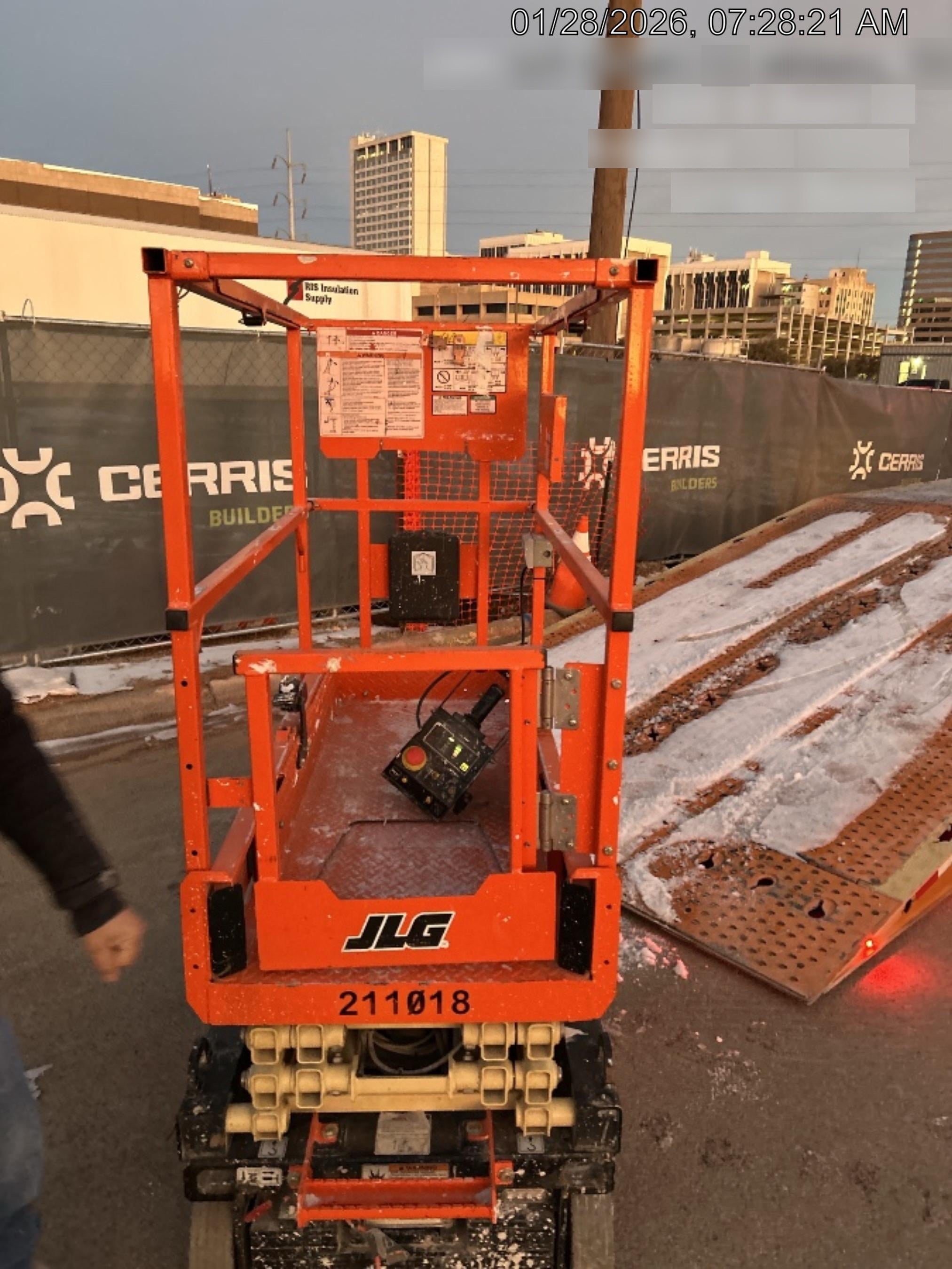 2022 JLG ES1330L