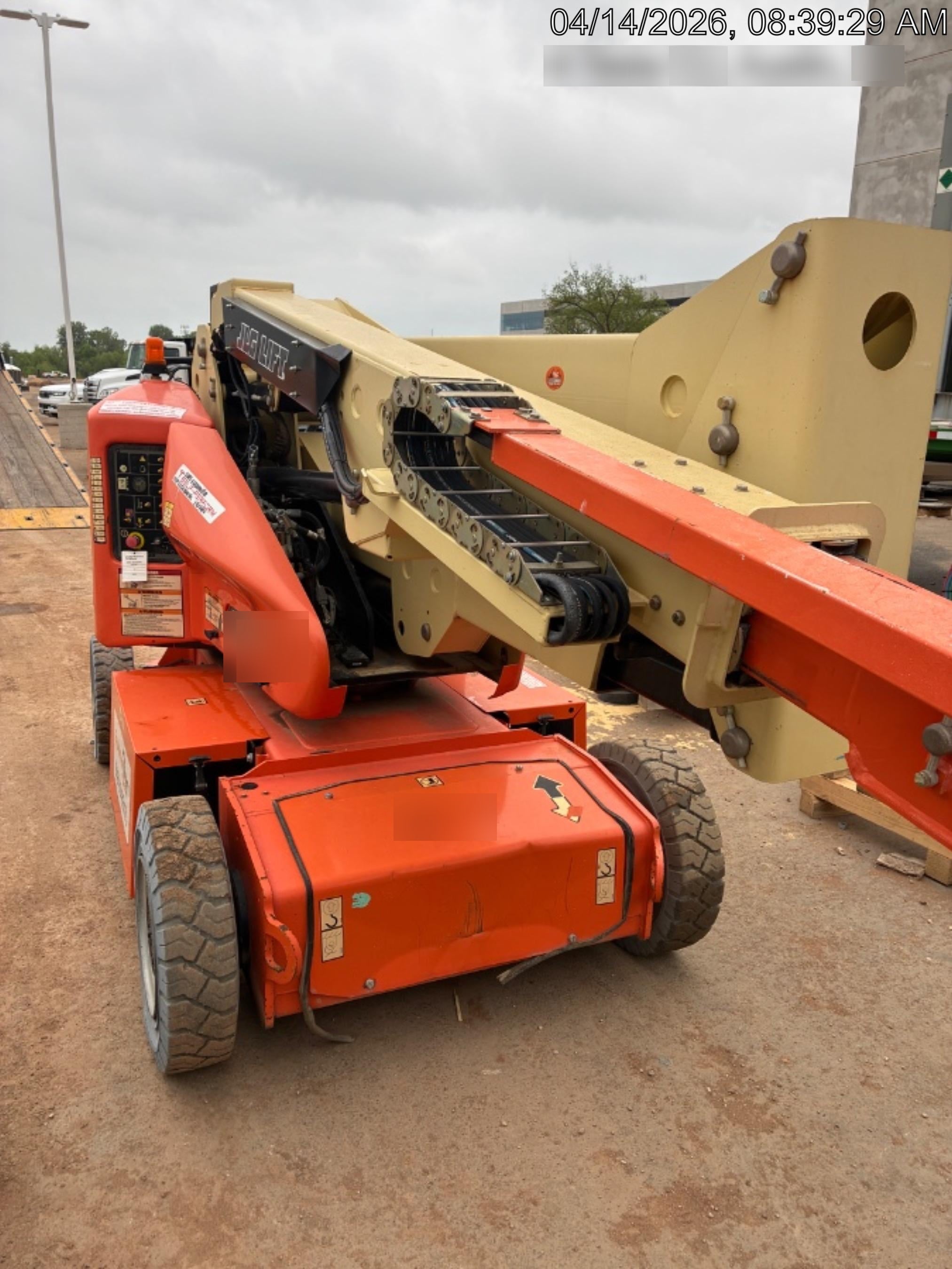 2019 JLG E400AJPN