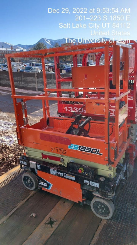 2022 JLG ES1330L