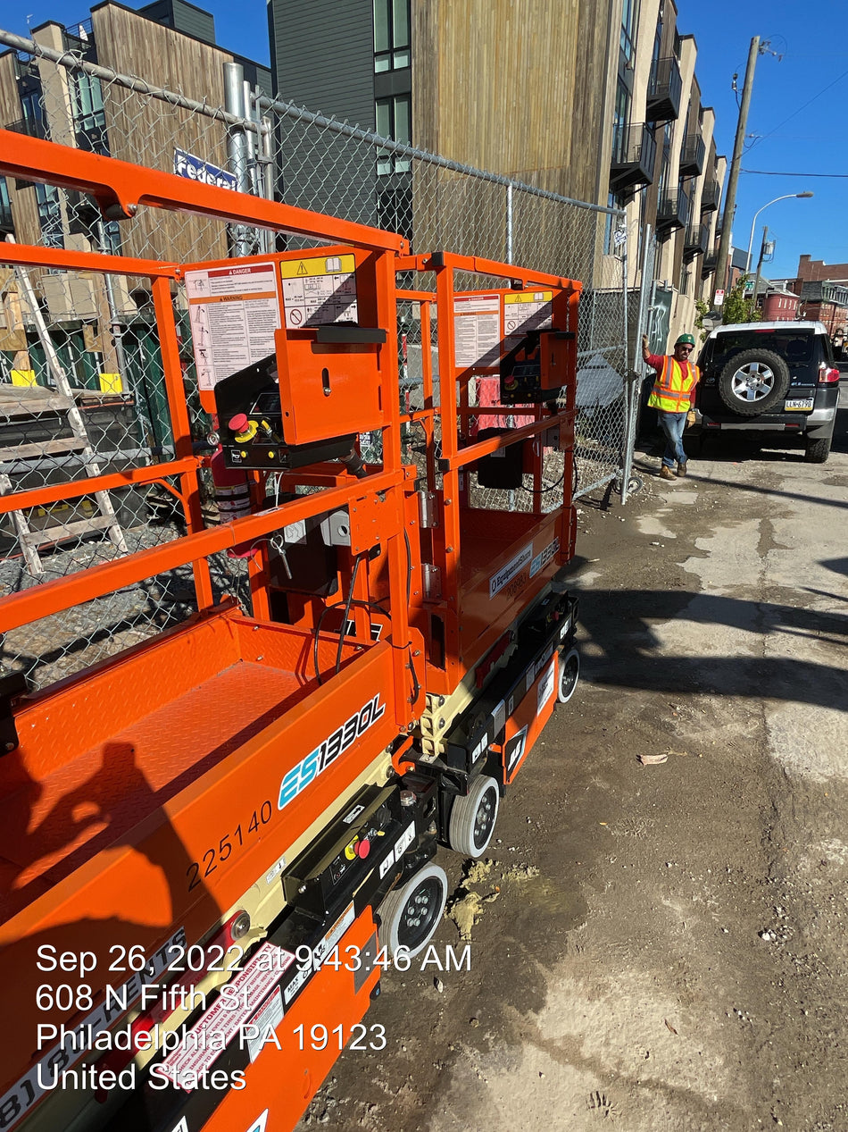 2022 JLG ES1330L