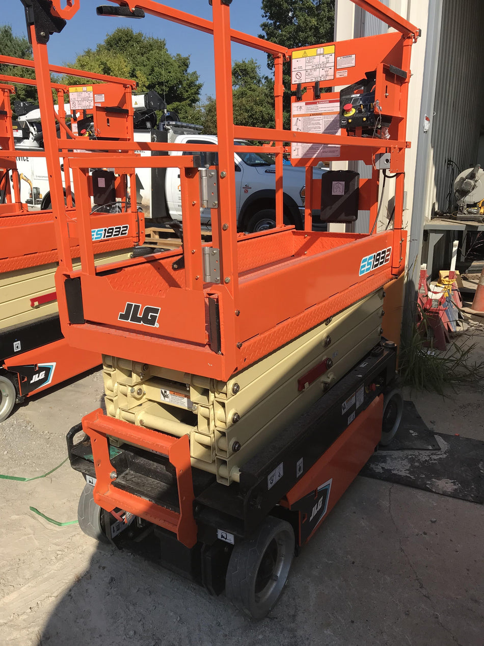 2021 JLG ES1932