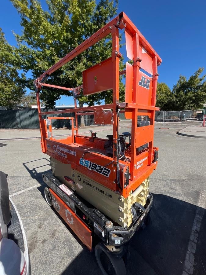 2022 JLG ES1932