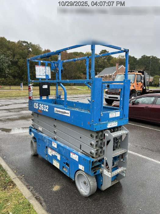 2019 Genie GS-2632 Folding rails with half height swing gate